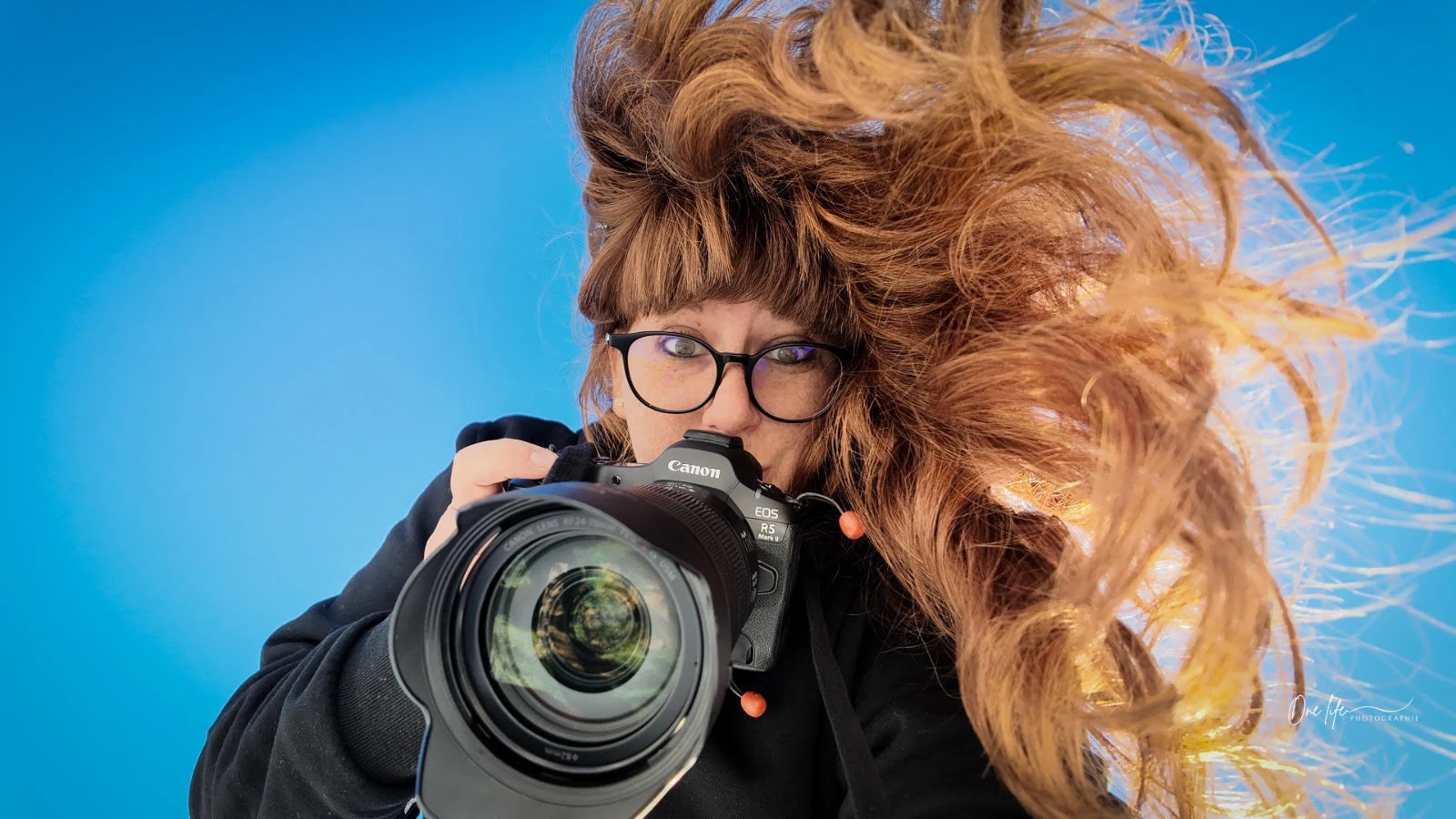 Caroline de One Life Photographie, appareil Canon en main, photographiant un événement